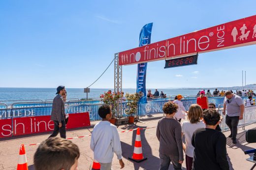 Le village de barnums et les barrières de la No Finish Line
