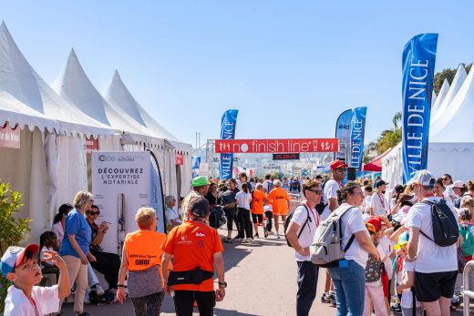 Le village de barnums et les barrières de la No Finish Line