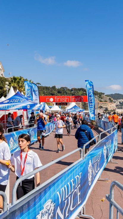 Le village de barnums et les barrières de la No Finish Line