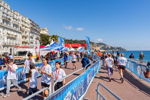 Le village de barnums et les barrières de la No Finish Line