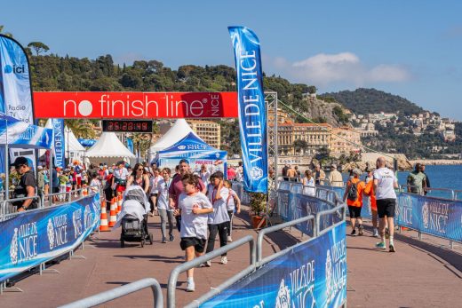 Le village de barnums et les barrières de la No Finish Line