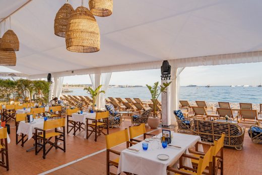 Tente arquée sur la plage Vilebrequin à Cannes à l’occasion du Festival de Cannes