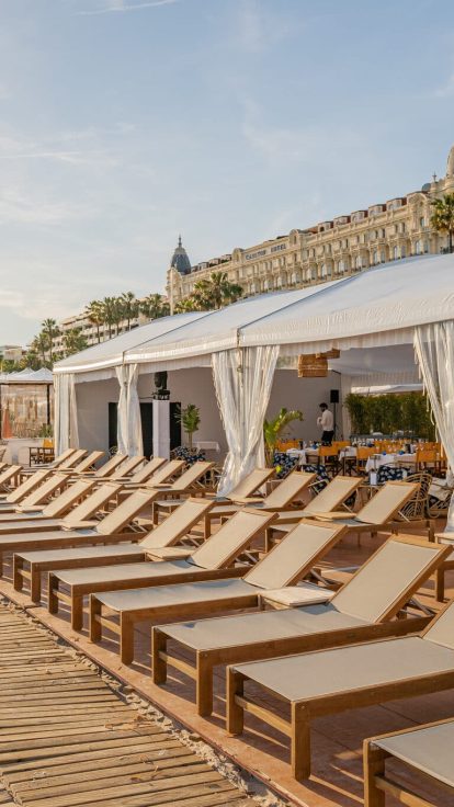 Tente arquée sur la plage Vilebrequin à Cannes à l’occasion du Festival de Cannes