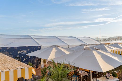 Tente arquée sur la plage Vilebrequin à Cannes à l’occasion du Festival de Cannes