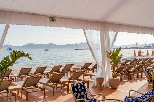 Tente arquée sur la plage Vilebrequin à Cannes à l’occasion du Festival de Cannes