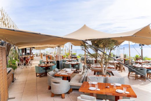 Tente stretch sur la terrasse du Zuma restaurant à Cannes à l&#8217;occasion du Festival de Cannes