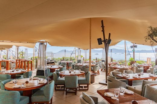 Tente stretch sur la terrasse du Zuma restaurant à Cannes à l’occasion du Festival de Cannes