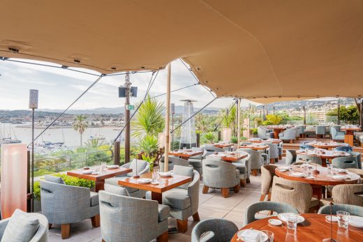 Tente stretch sur la terrasse du Zuma restaurant à Cannes à l’occasion du Festival de Cannes