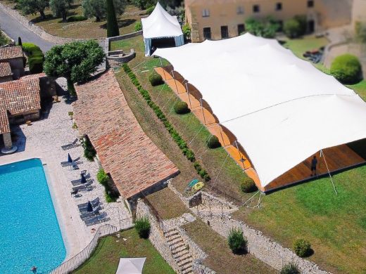 Location de matériel événementiel à Nice : tribunes, chapiteaux et orchestration logistique sur mesure