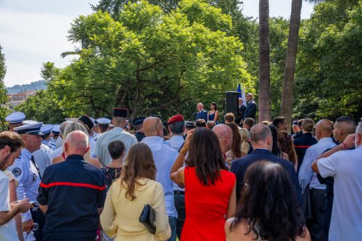 Chapiteaux bleu/blanc/rouge à l&#8217;occasion des commémorations du 14 juillet de Nice