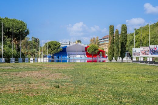 Chapiteaux bleu/blanc/rouge à l&#8217;occasion des commémorations du 14 juillet de Nice