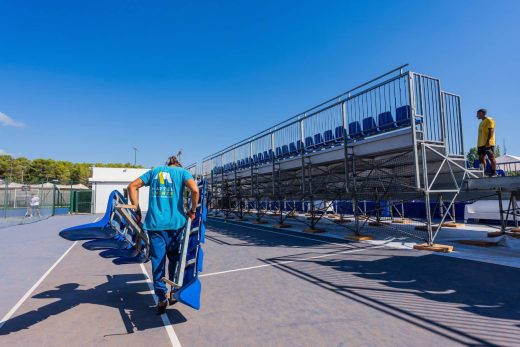 Montage des tribunes du French Riviera Open à l&#8217;academy Mouratoglou