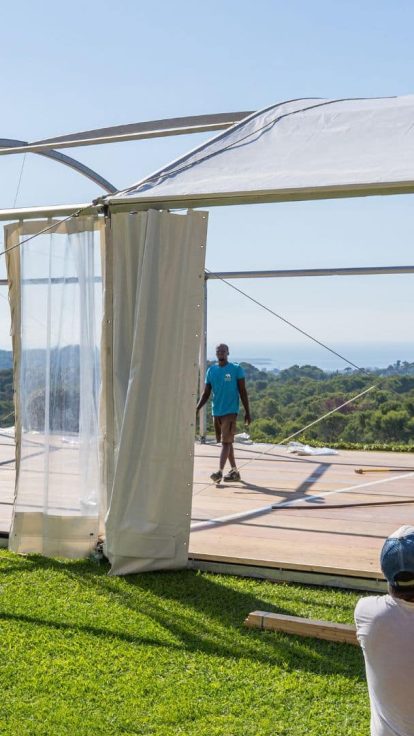 Montage d&#8217;un chapiteau arquée dans un château