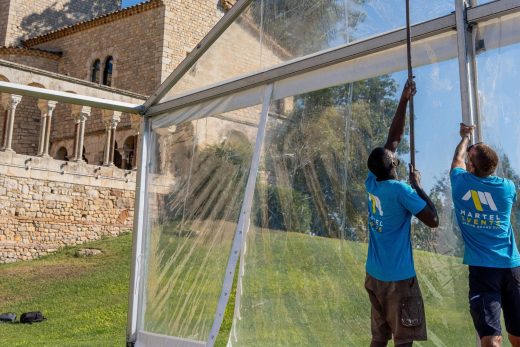 Montage d&#8217;un chapiteau arquée dans un château